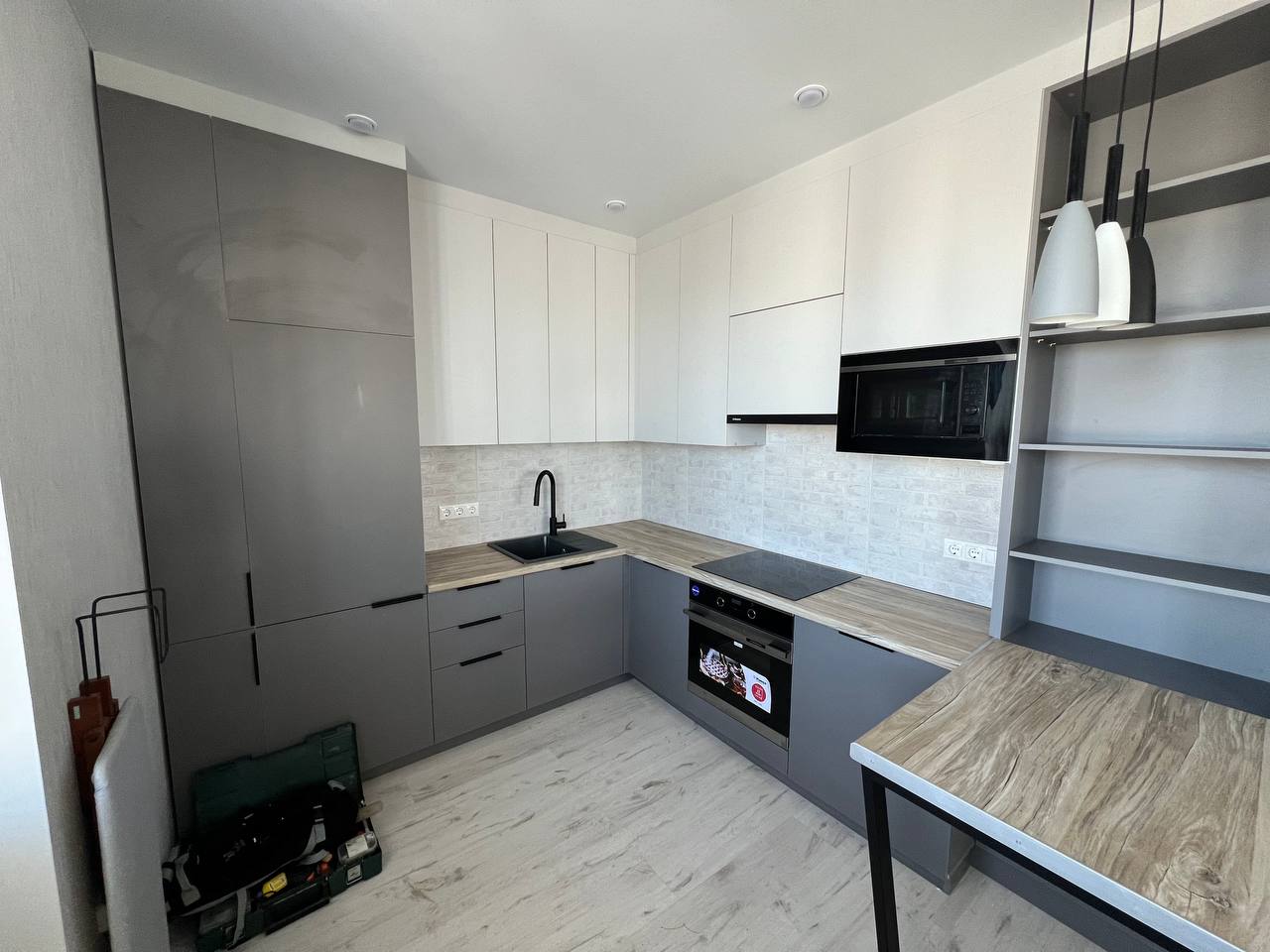 Кухня угловая — Серый глянец, белый и дерево